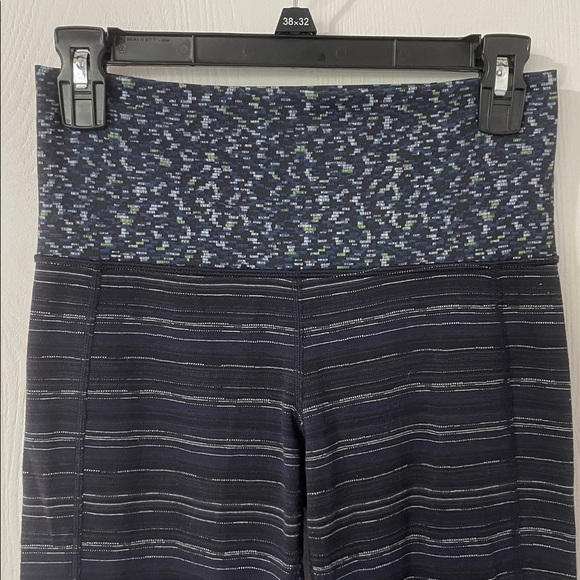 Lululemon Skinny Groove Pant II (Roll Down) Navy Striped Size 6 - Picture 6 of 10